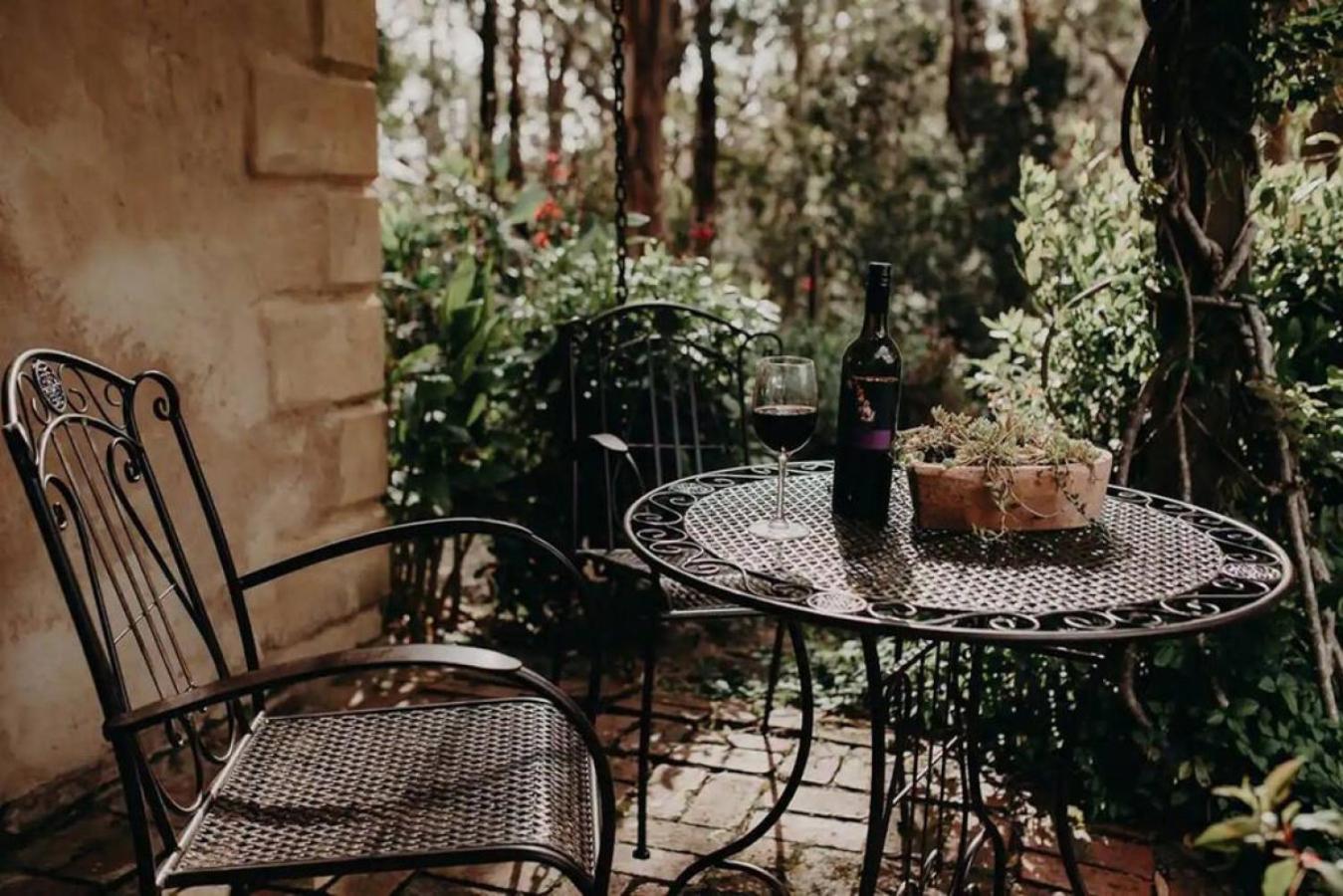 Hideaway Cottage - Secluded Retreat - Pet Friendly