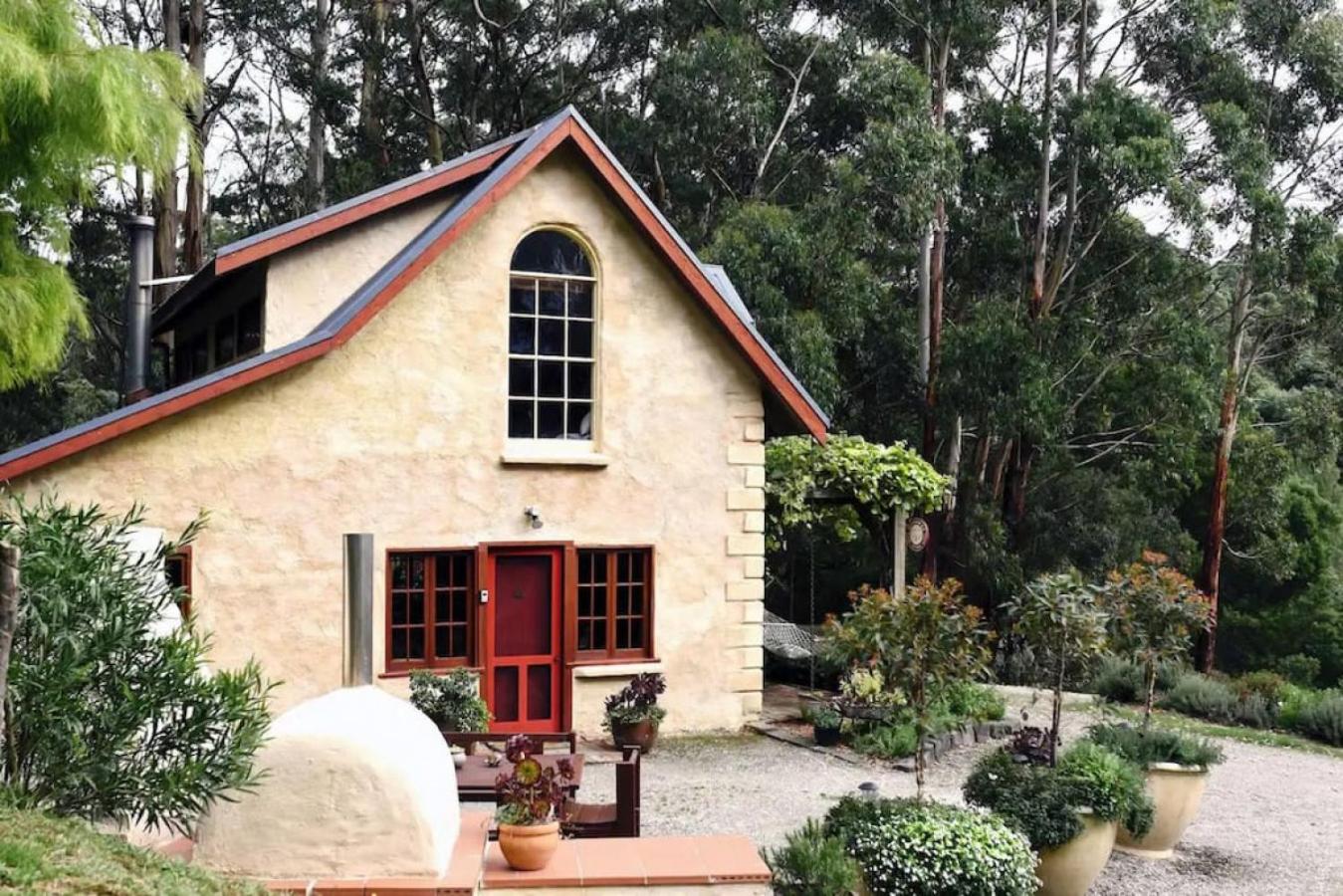 Hideaway Cottage - Secluded Retreat - Pet Friendly
