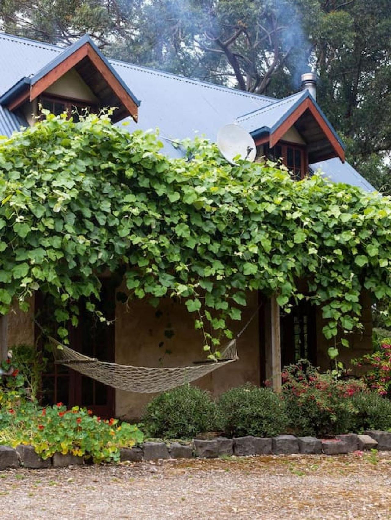 Hideaway Cottage - Secluded Retreat - Pet Friendly
