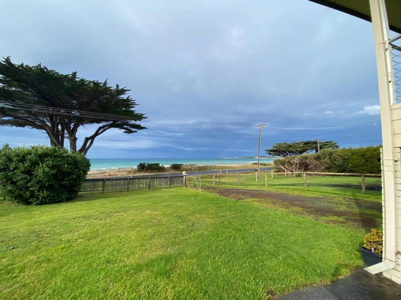 Seaspray Beach House - Pet Friendly - 50m to Beach