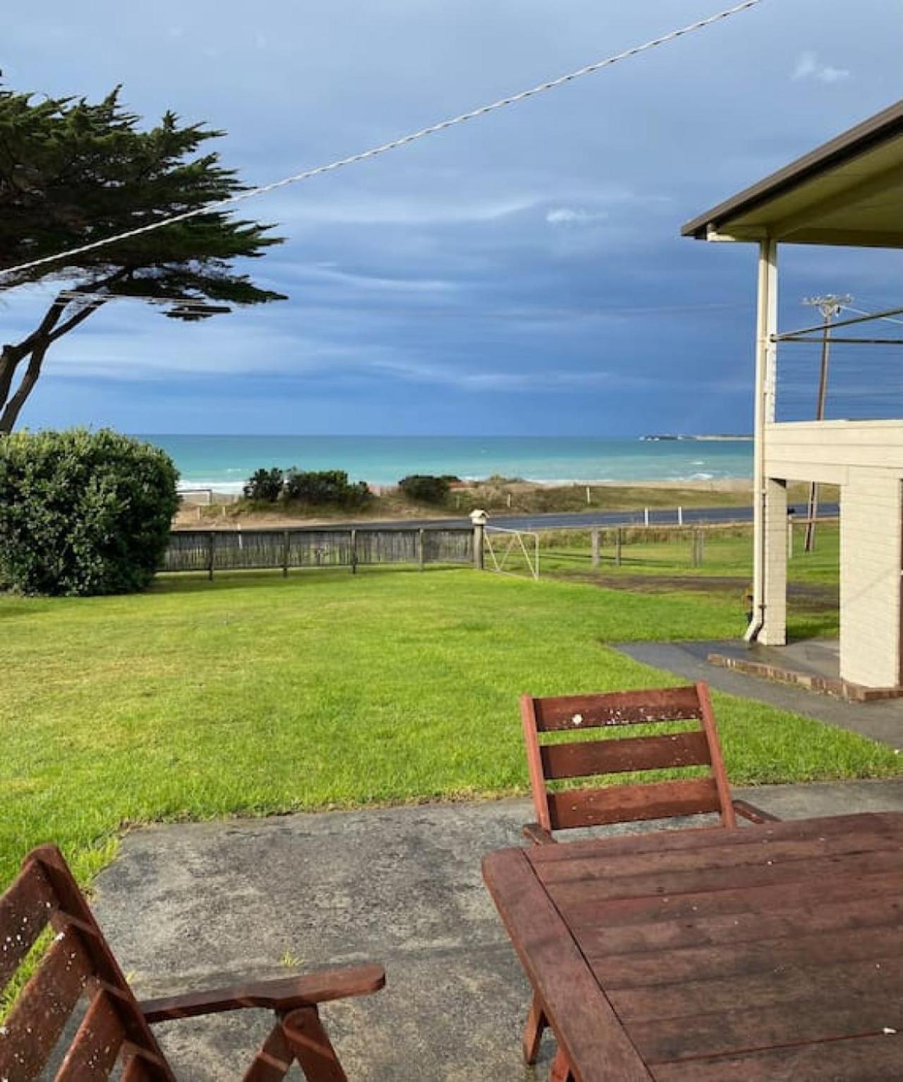 Seaspray Beach House - Pet Friendly - 50m to Beach