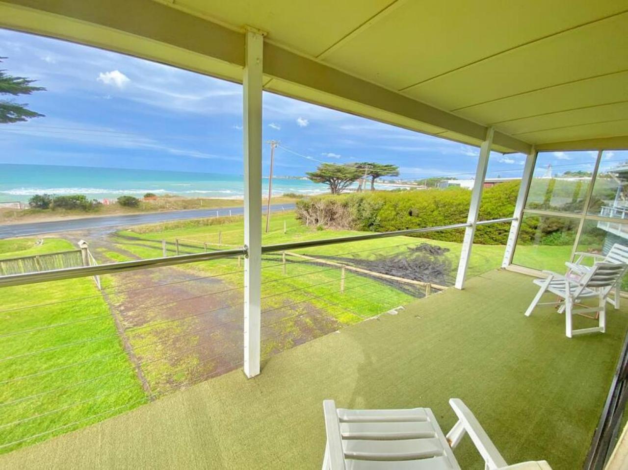 Seaspray Beach House - Pet Friendly - 50m to Beach