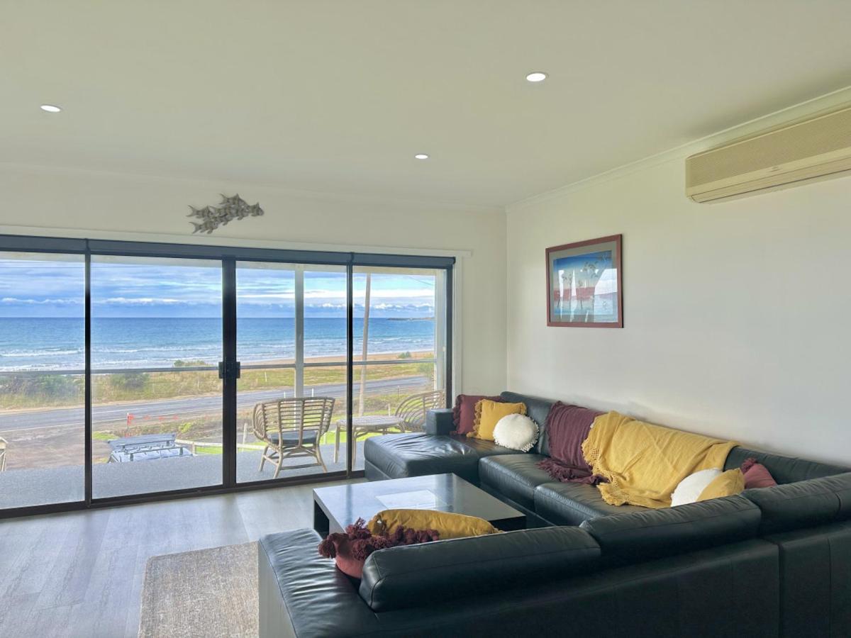 Seaspray Beach House - Pet Friendly - 50m to Beach