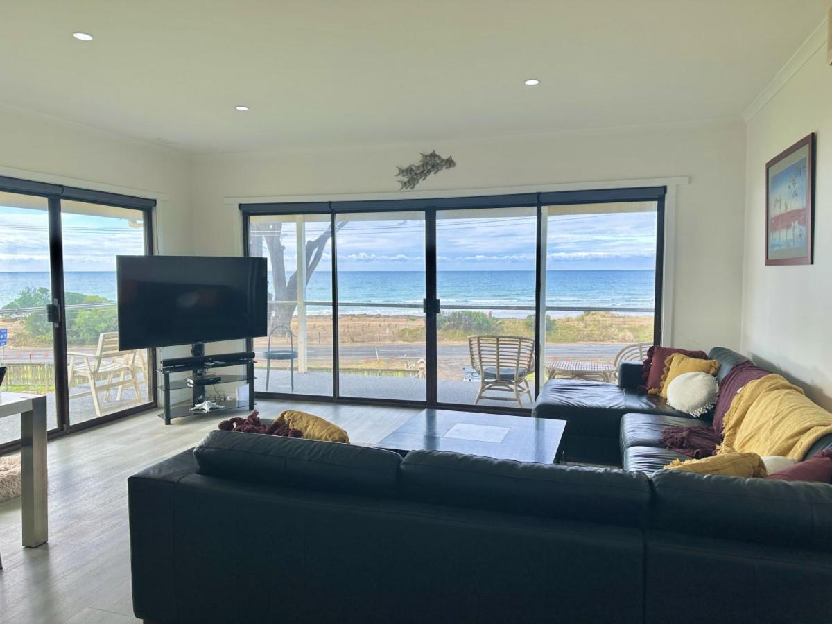 Seaspray Beach House - Pet Friendly - 50m to Beach