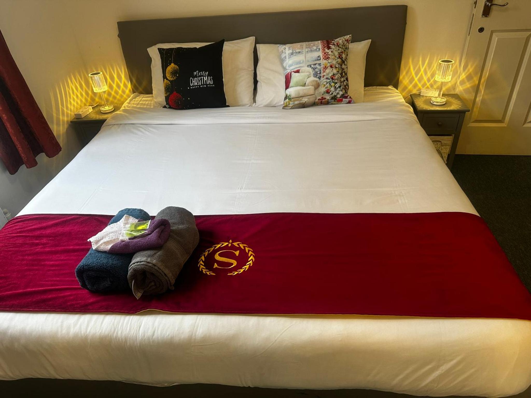 London 2 double bedrooms 2 Bathrooms Holiday Home - Parking SKYSPORTS, NETFLIX - 2 - 3 minutes walk to the Train station - 19min to London Liverpool Street