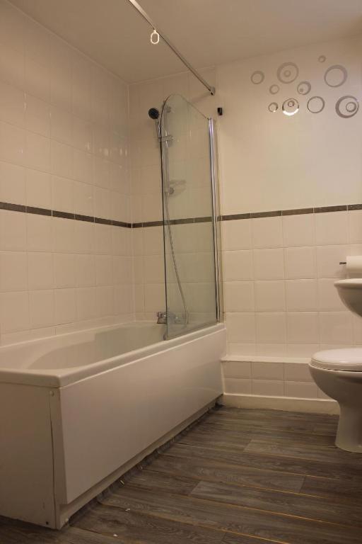 London 2 double bedrooms 2 Bathrooms Holiday Home - Parking SKYSPORTS, NETFLIX - 2 - 3 minutes walk to the Train station - 19min to London Liverpool Street