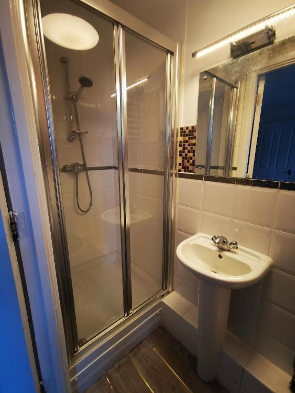 London 2 double bedrooms 2 Bathrooms Holiday Home - Parking SKYSPORTS, NETFLIX - 2 - 3 minutes walk to the Train station - 19min to London Liverpool Street