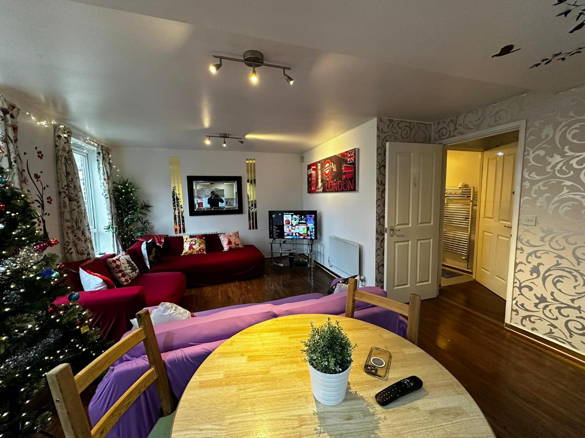 London 2 double bedrooms 2 Bathrooms Holiday Home - Parking SKYSPORTS, NETFLIX - 2 - 3 minutes walk to the Train station - 19min to London Liverpool Street
