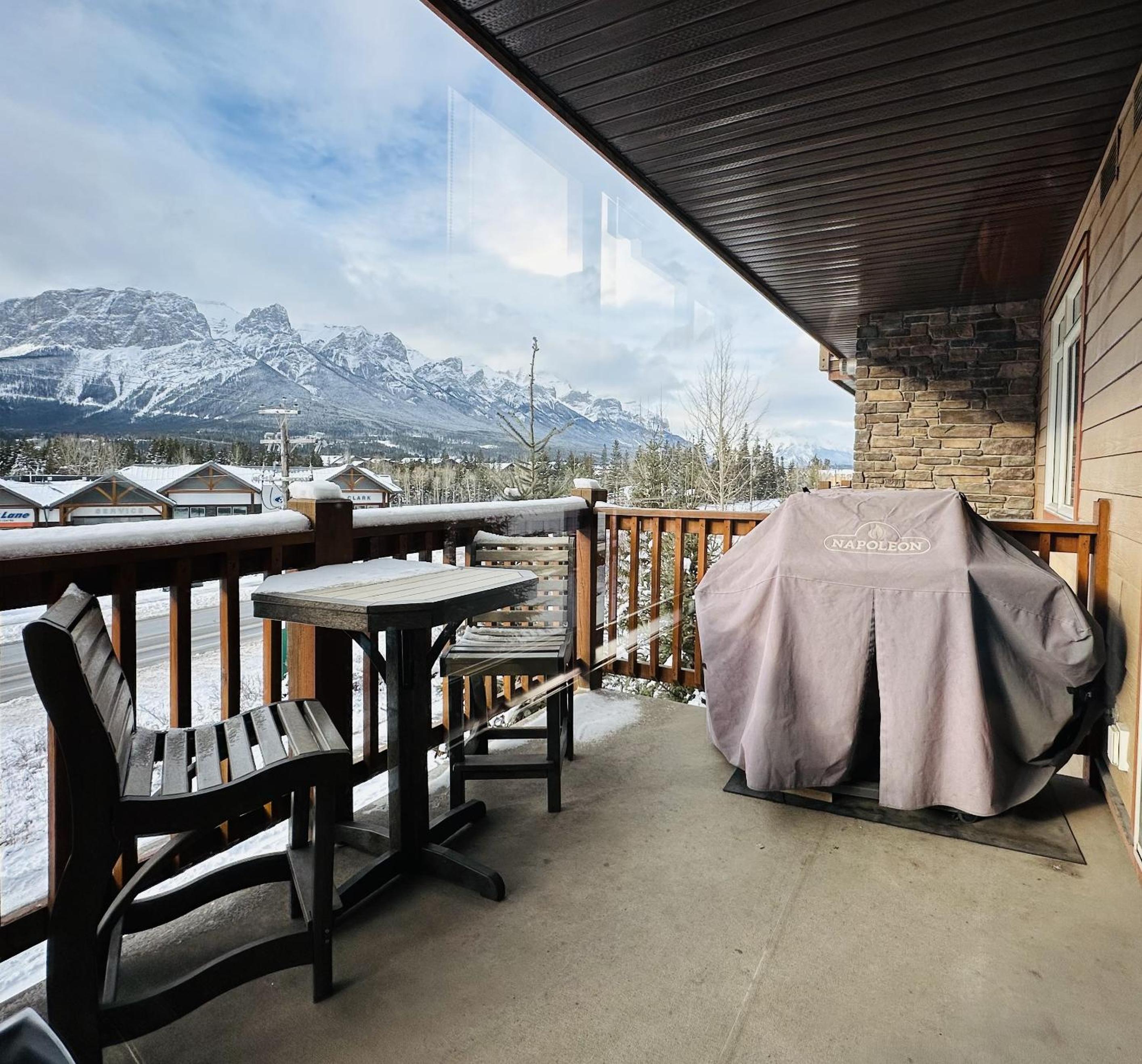 Canmore Mountain Retreat - Heated Pool & Hot-tub