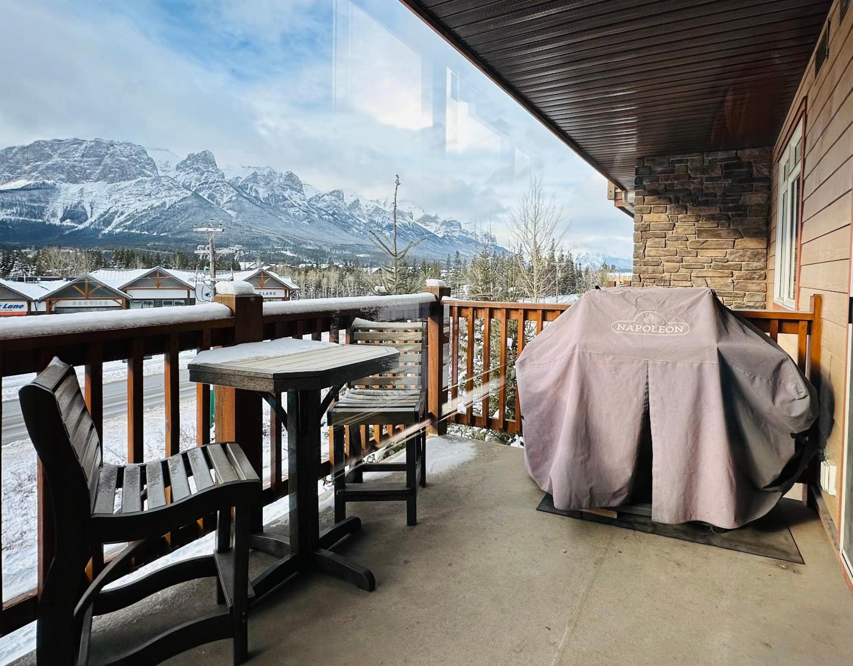 Canmore Mountain Retreat - Heated Pool & Hot-tub