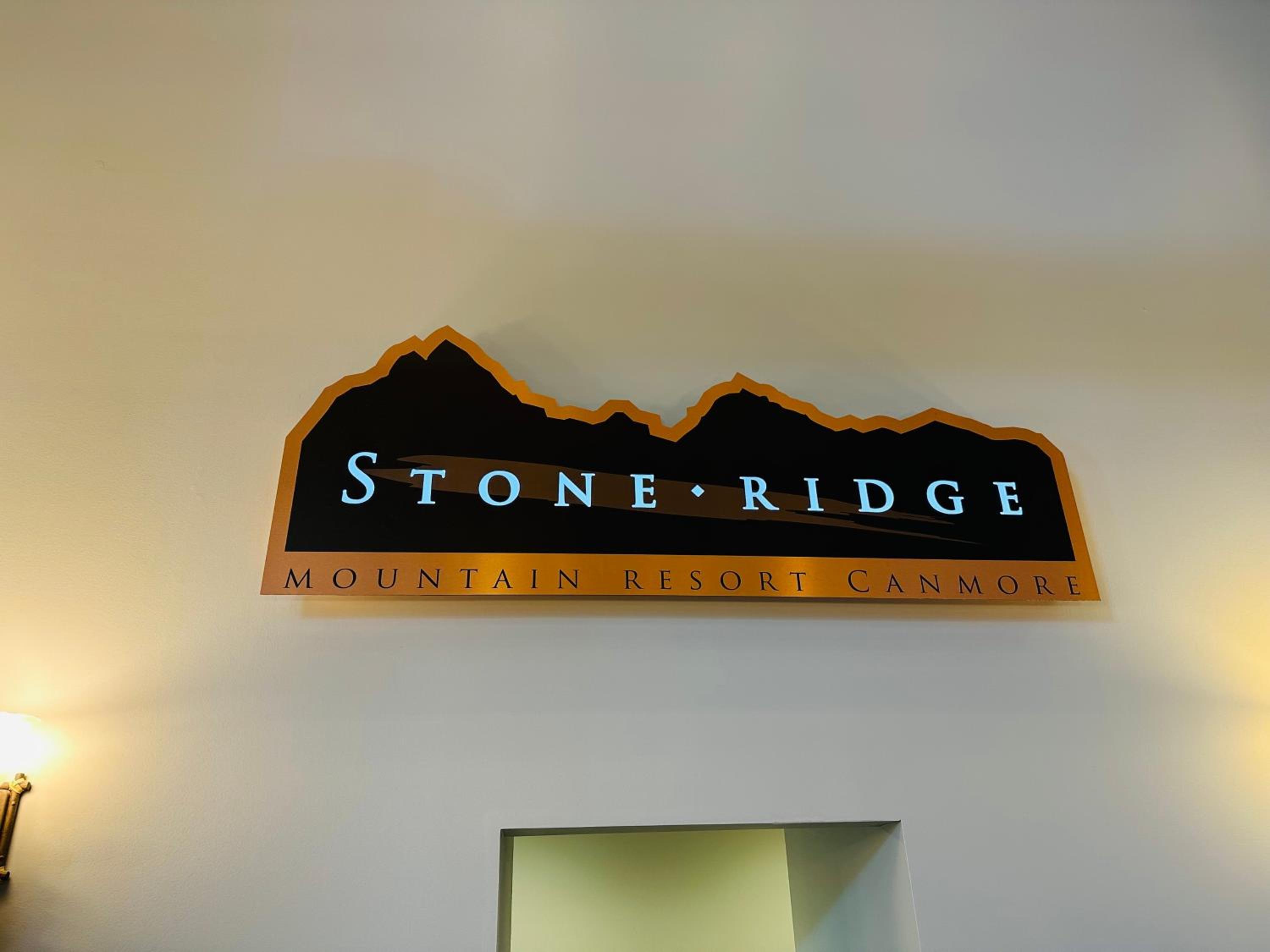 Canmore Mountain Retreat - Heated Pool & Hot-tub