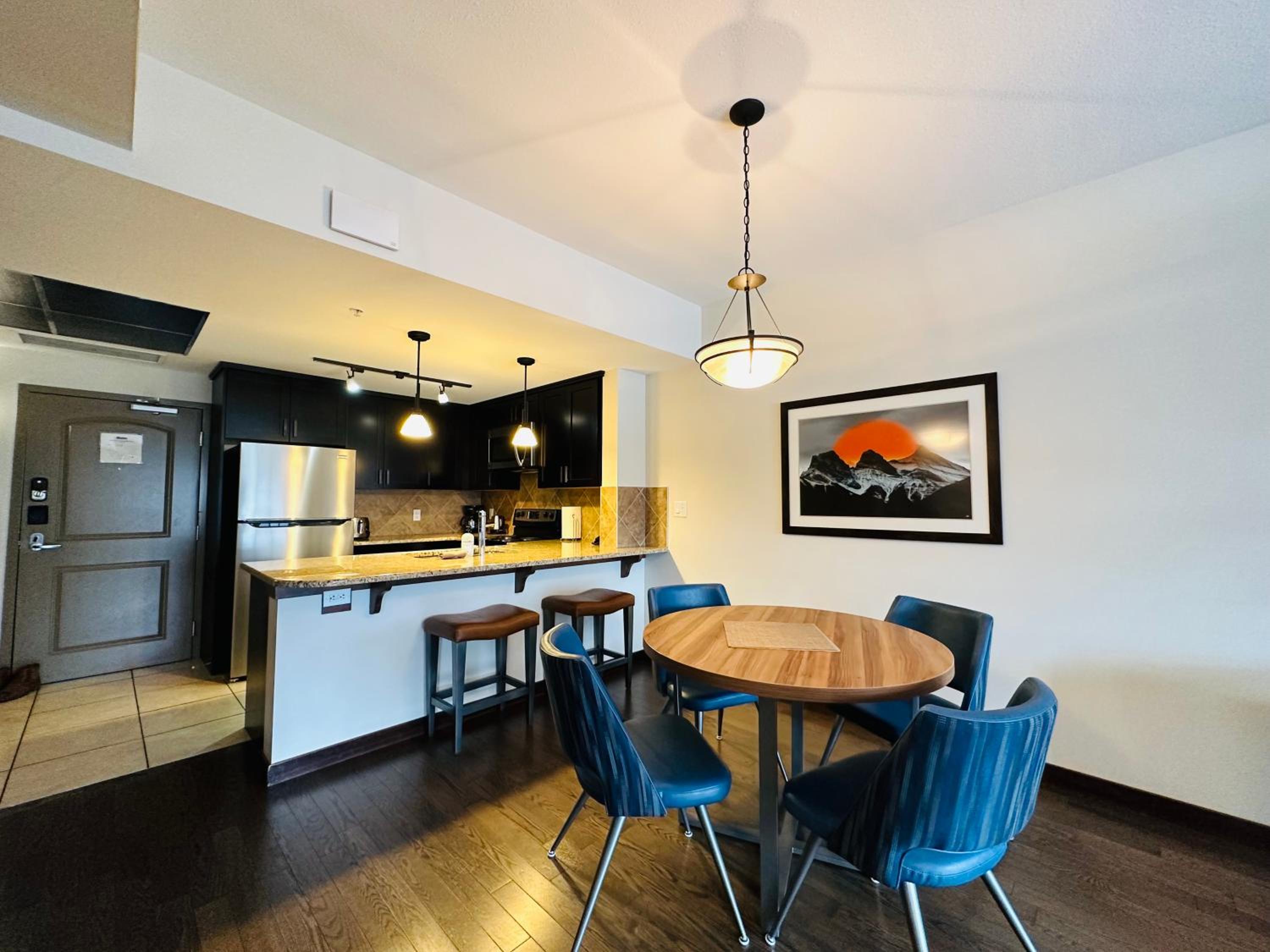 Canmore Mountain Retreat - Heated Pool & Hot-tub