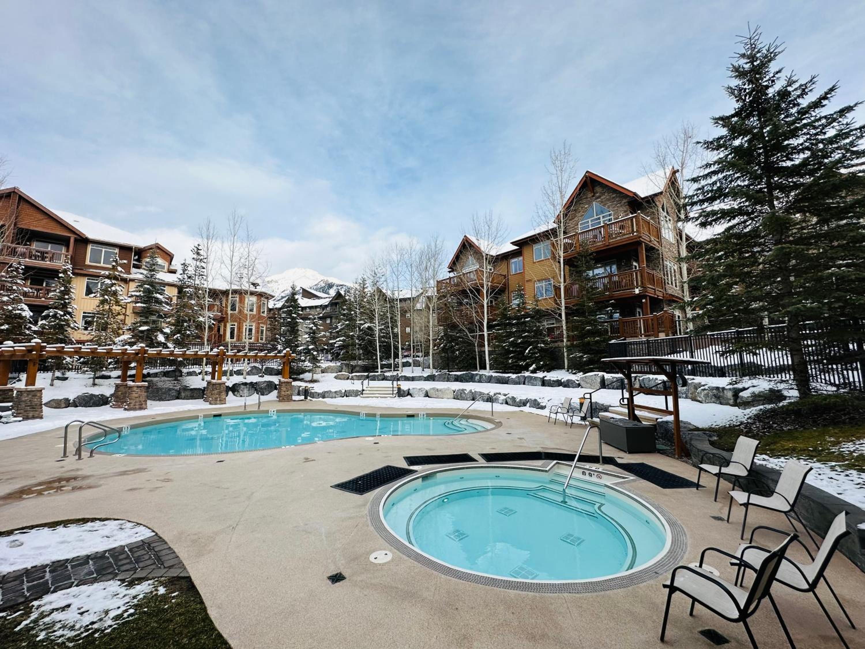 Canmore Mountain Retreat - Heated Pool & Hot-tub