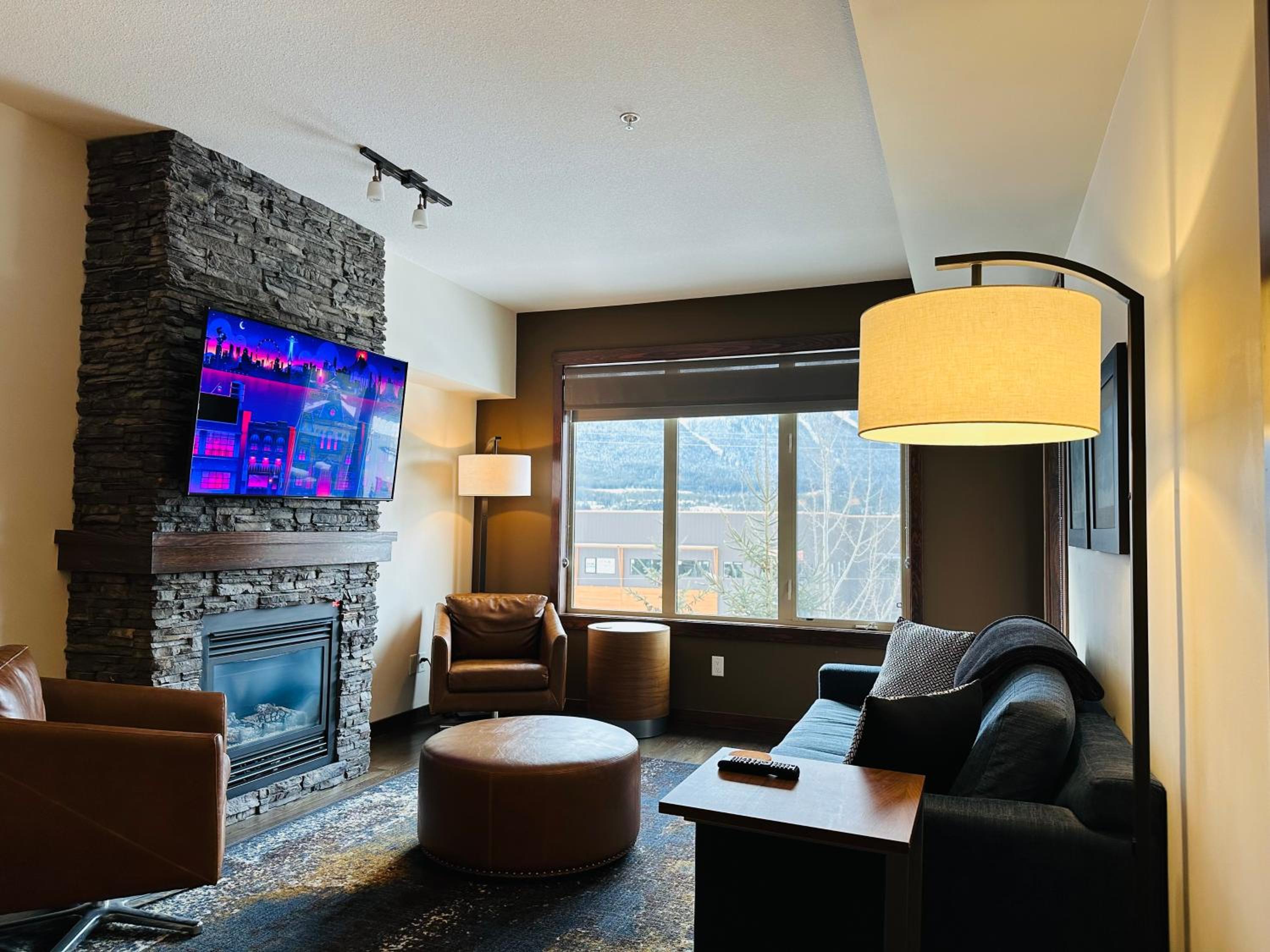 Canmore Mountain Retreat - Heated Pool & Hot-tub