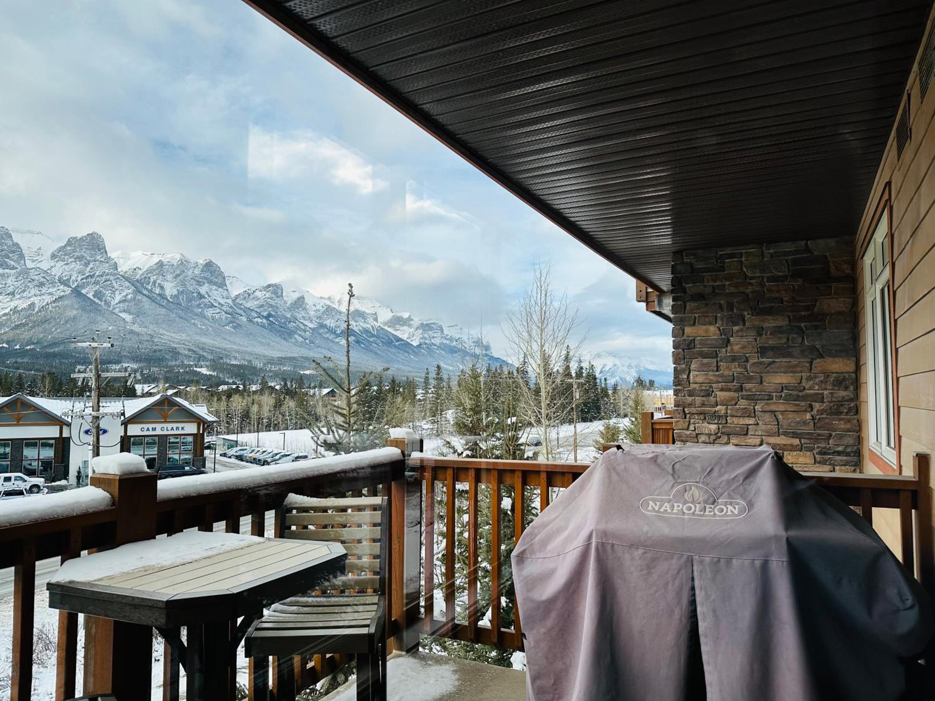 Canmore Mountain Retreat - Heated Pool & Hot-tub