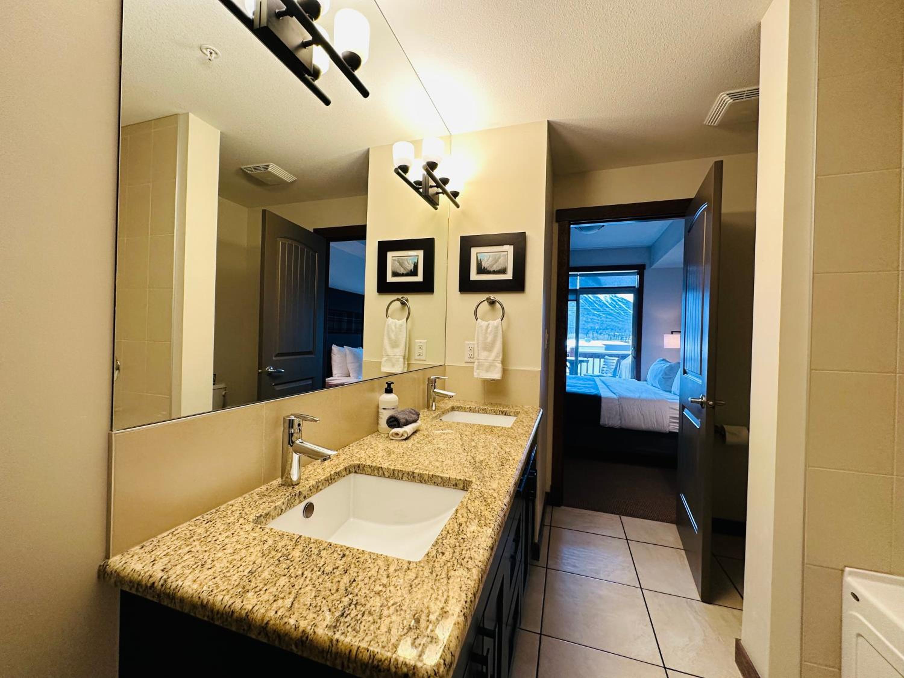 Canmore Mountain Retreat - Heated Pool & Hot-tub