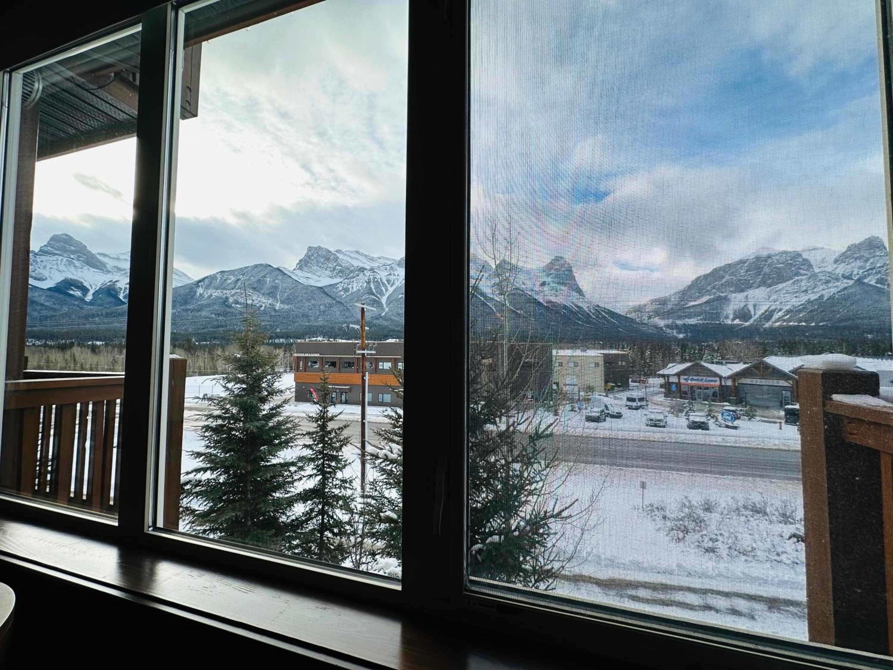 Canmore Mountain Retreat - Heated Pool & Hot-tub