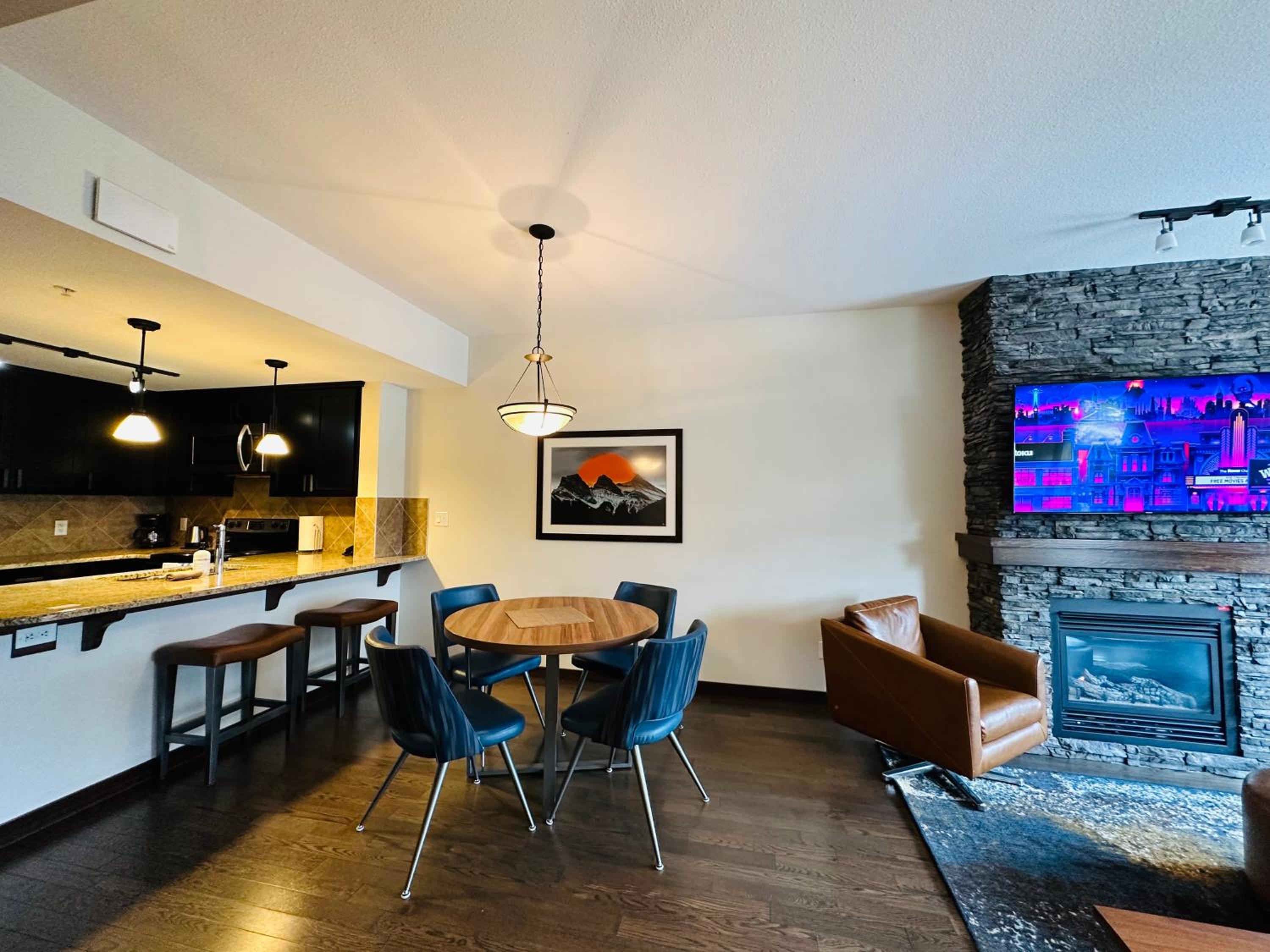 Canmore Mountain Retreat - Heated Pool & Hot-tub