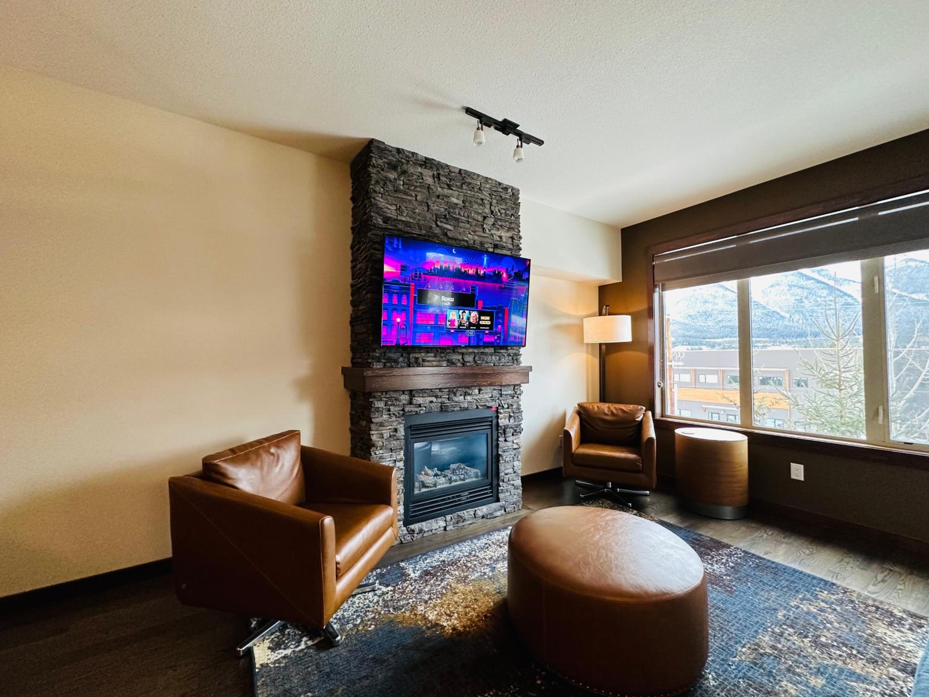 Canmore Mountain Retreat - Heated Pool & Hot-tub