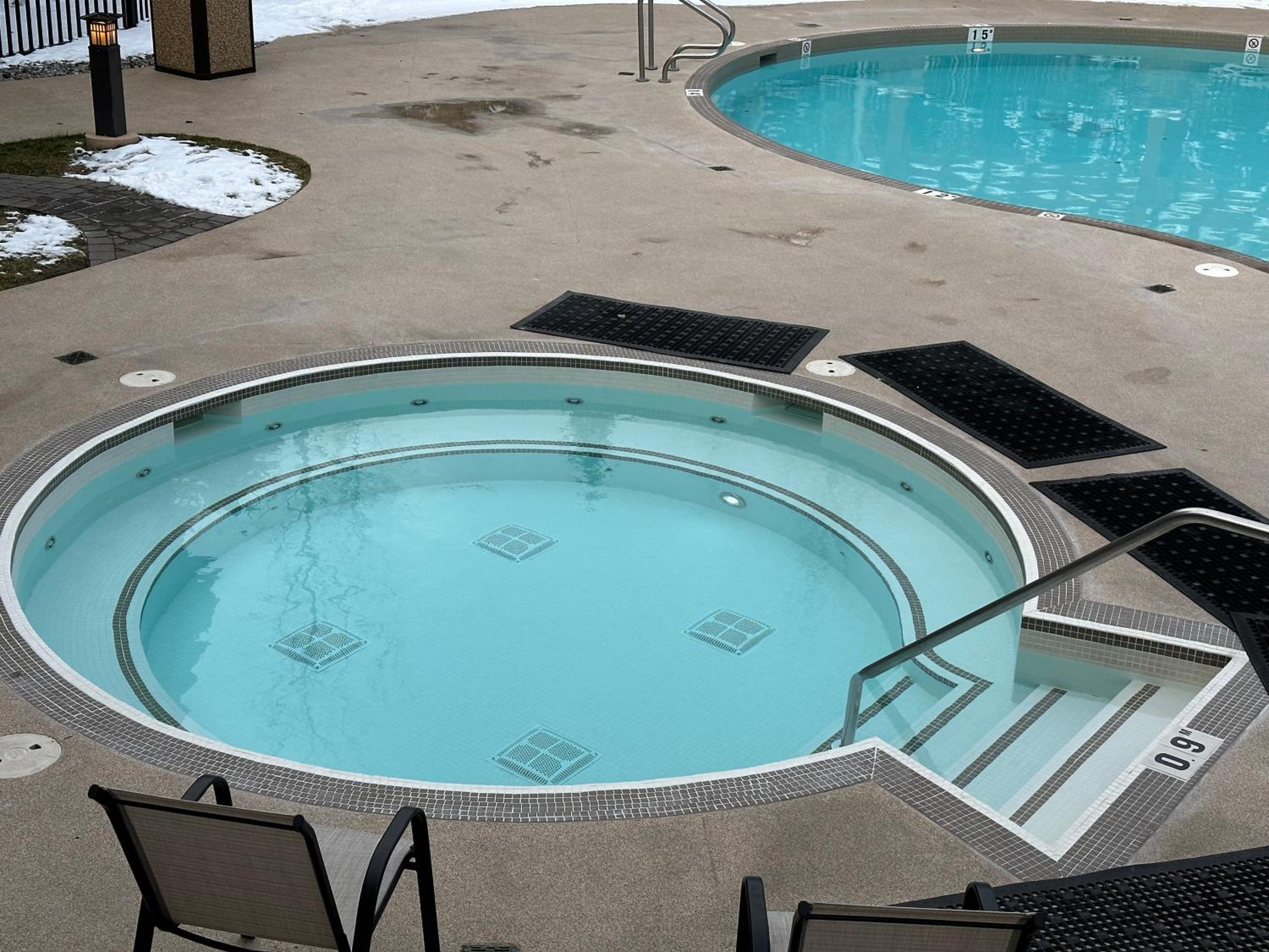 Canmore Mountain Retreat - Heated Pool & Hot-tub