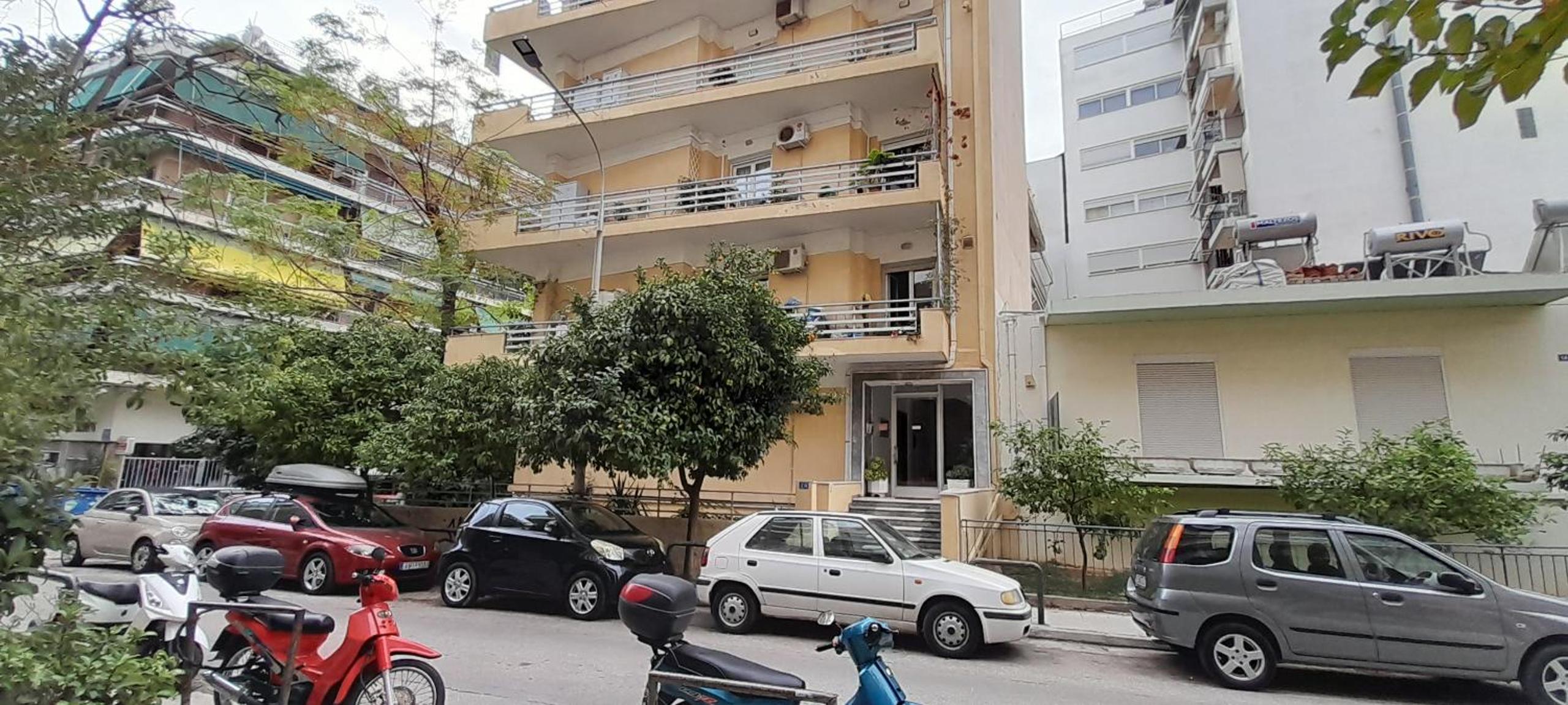 Apartment with a green balcony in Athens