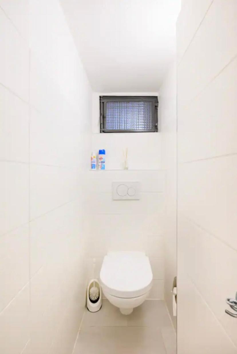 Günstiges grünes Ferienzimmer mit separater moderner Dusche