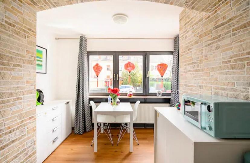 Günstiges grünes Ferienzimmer mit separater moderner Dusche