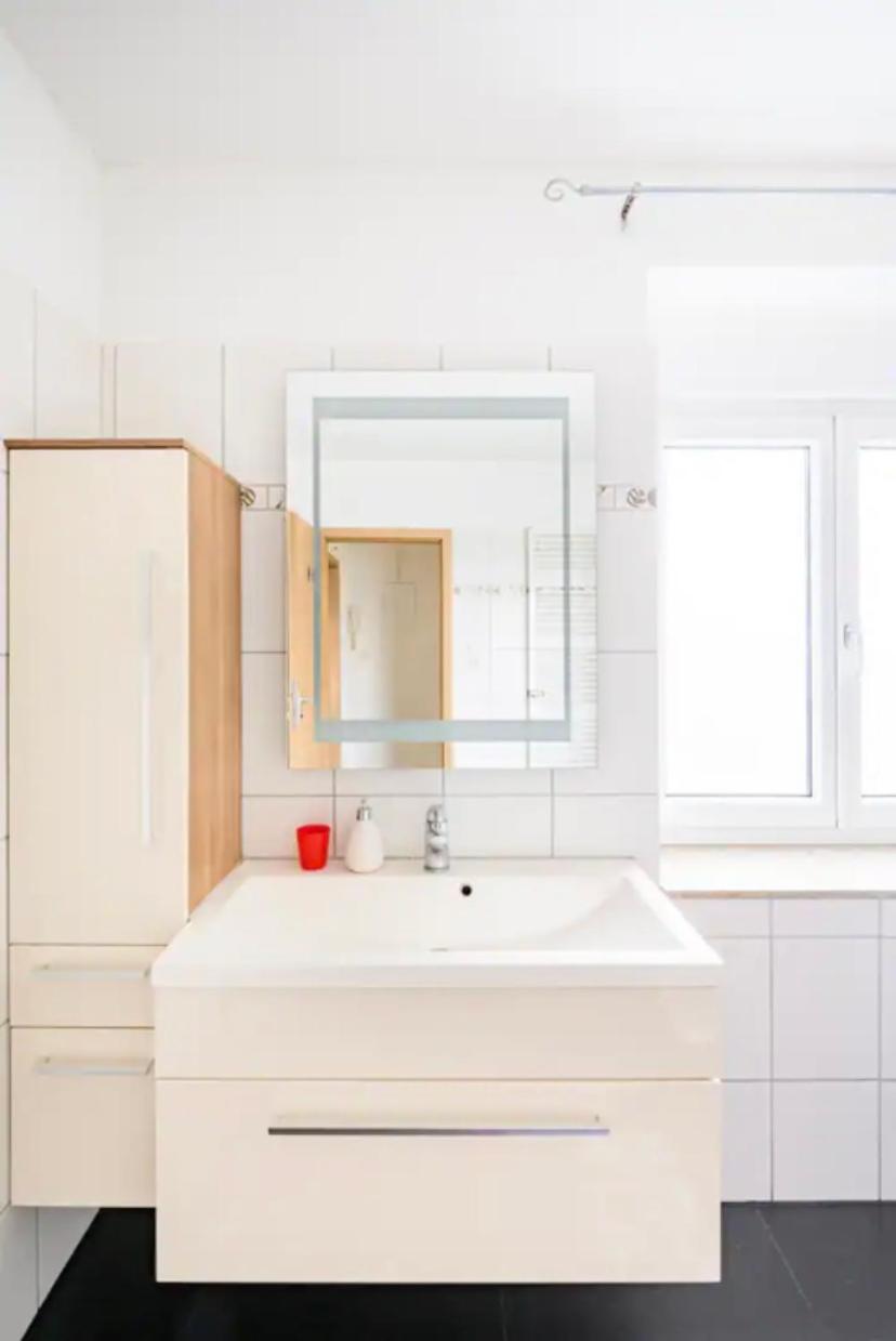 Günstiges grünes Ferienzimmer mit separater moderner Dusche