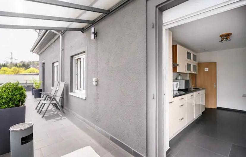 Günstiges grünes Ferienzimmer mit separater moderner Dusche