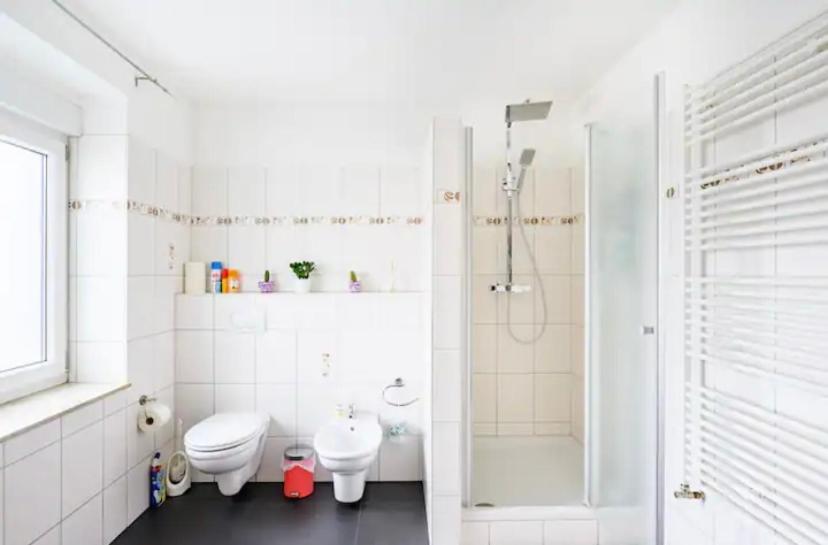 Günstiges grünes Ferienzimmer mit separater moderner Dusche