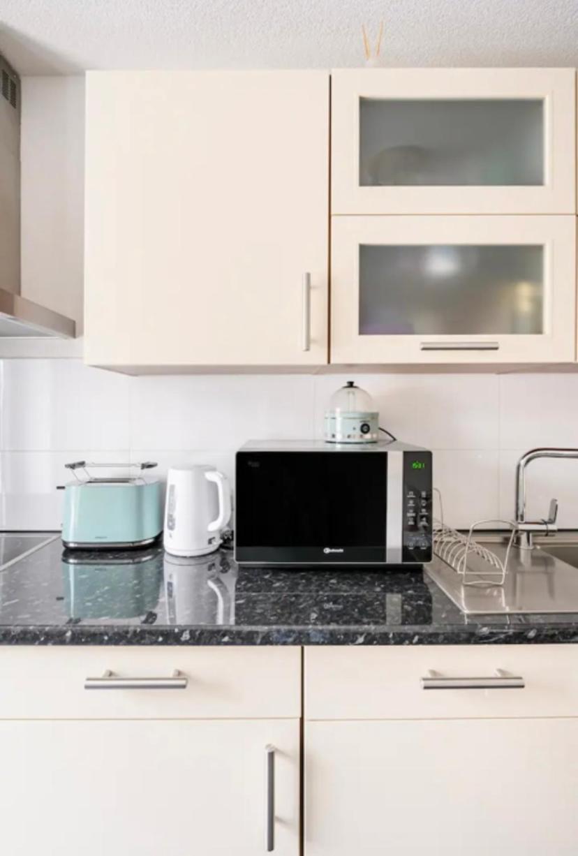 Günstiges grünes Ferienzimmer mit separater moderner Dusche