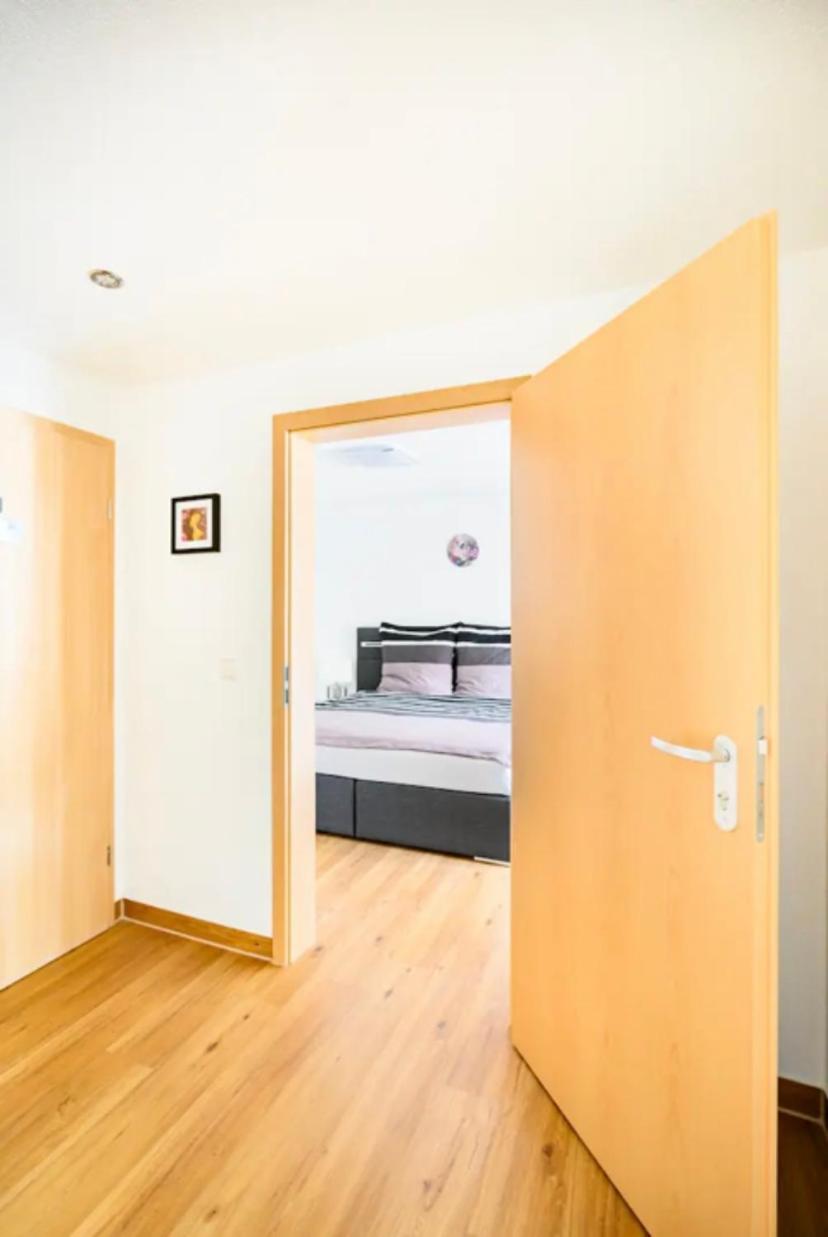 Günstiges grünes Ferienzimmer mit separater moderner Dusche