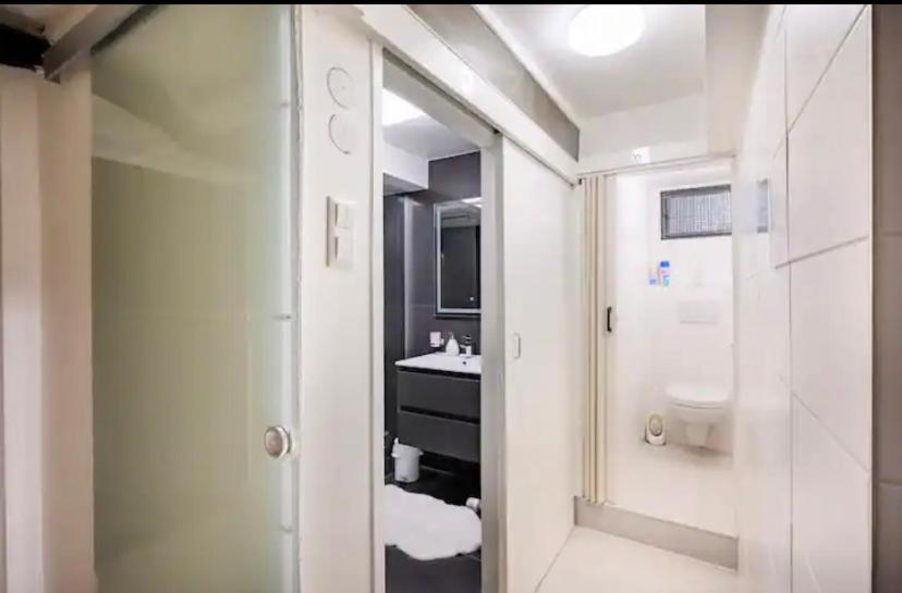 Günstiges grünes Ferienzimmer mit separater moderner Dusche