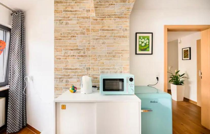 Günstiges grünes Ferienzimmer mit separater moderner Dusche