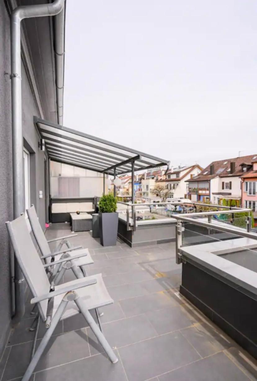 Günstiges grünes Ferienzimmer mit separater moderner Dusche