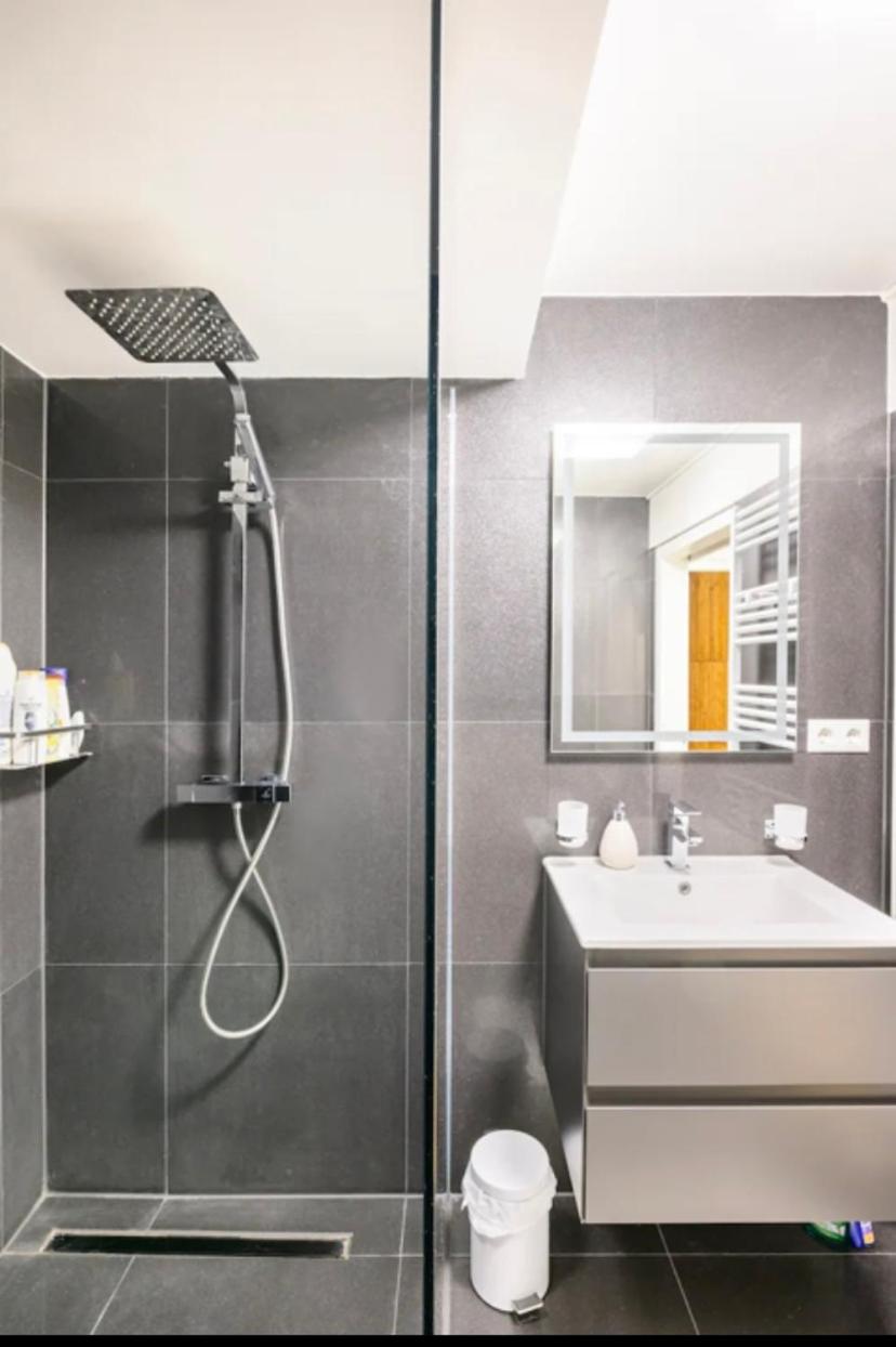Günstiges grünes Ferienzimmer mit separater moderner Dusche