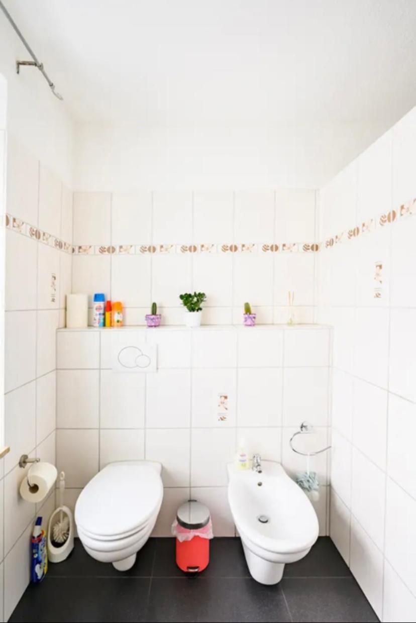 Günstiges grünes Ferienzimmer mit separater moderner Dusche