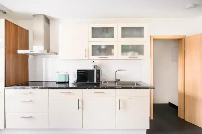 Günstiges grünes Ferienzimmer mit separater moderner Dusche