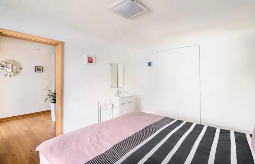 Günstiges grünes Ferienzimmer mit separater moderner Dusche