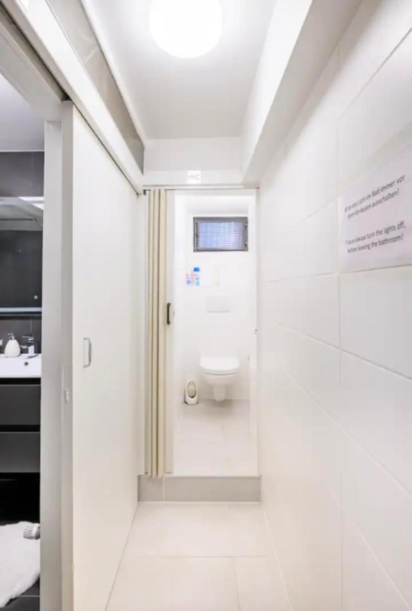 Günstiges grünes Ferienzimmer mit separater moderner Dusche