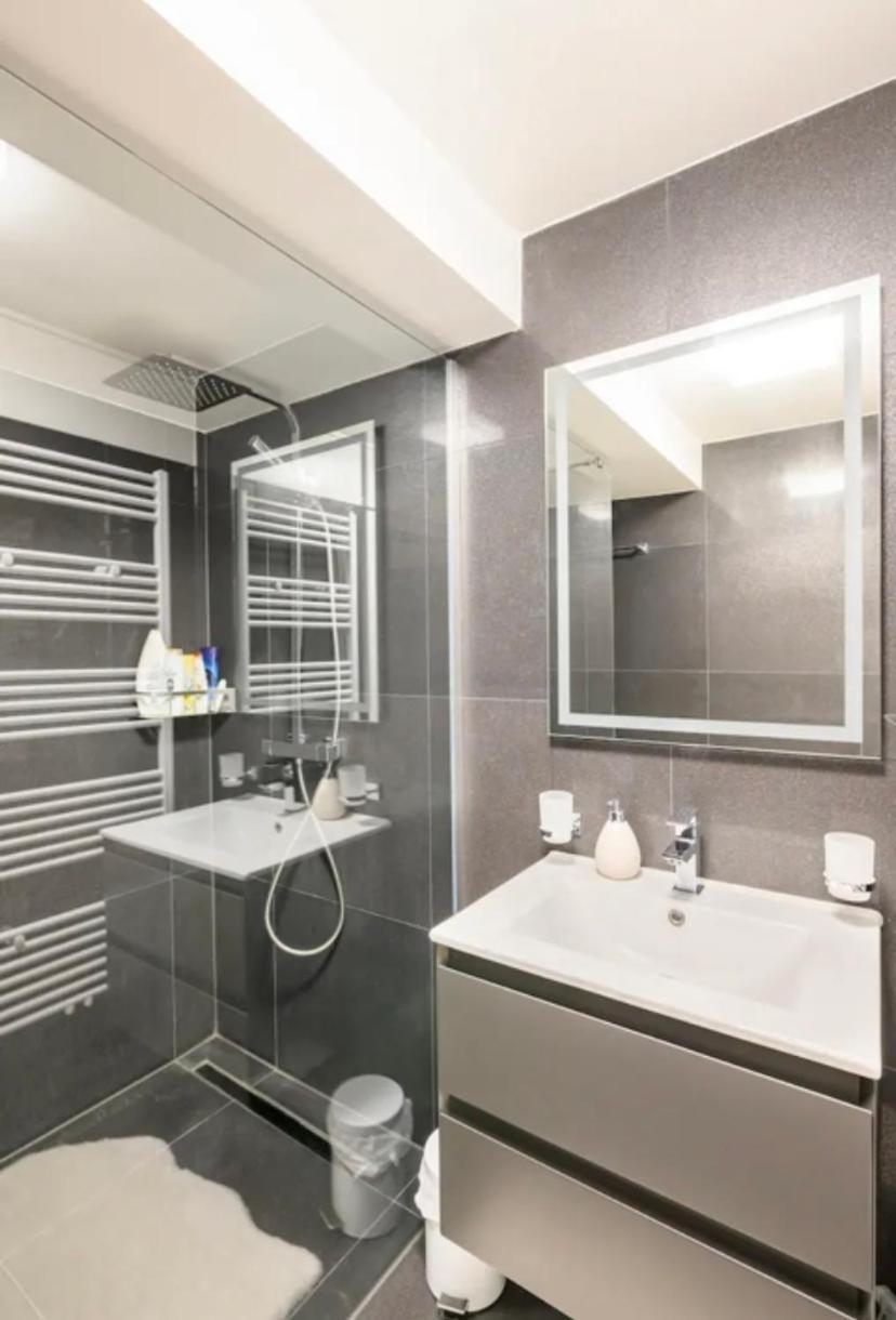 Günstiges grünes Ferienzimmer mit separater moderner Dusche