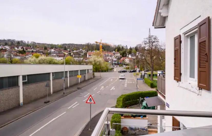 Günstiges grünes Ferienzimmer mit separater moderner Dusche