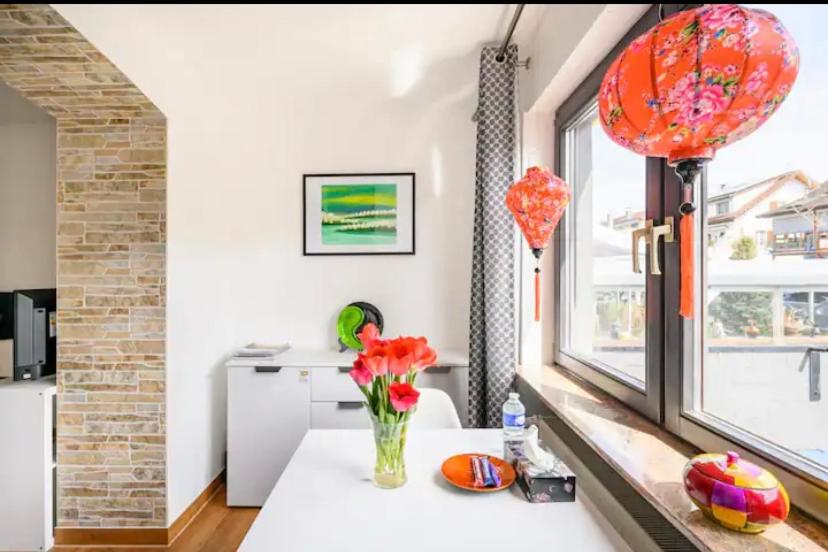 Günstiges grünes Ferienzimmer mit separater moderner Dusche