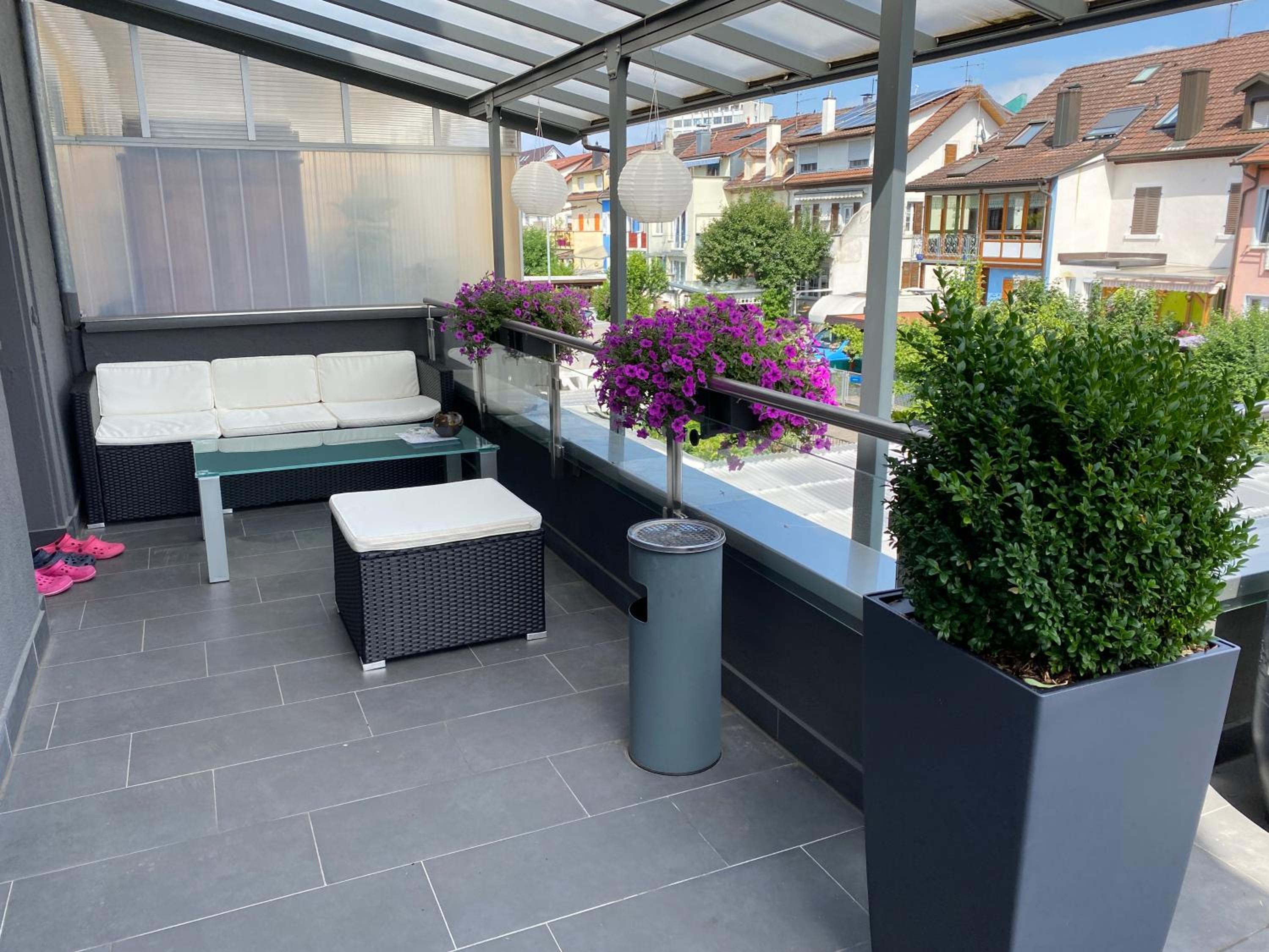 Günstiges grünes Ferienzimmer mit separater moderner Dusche
