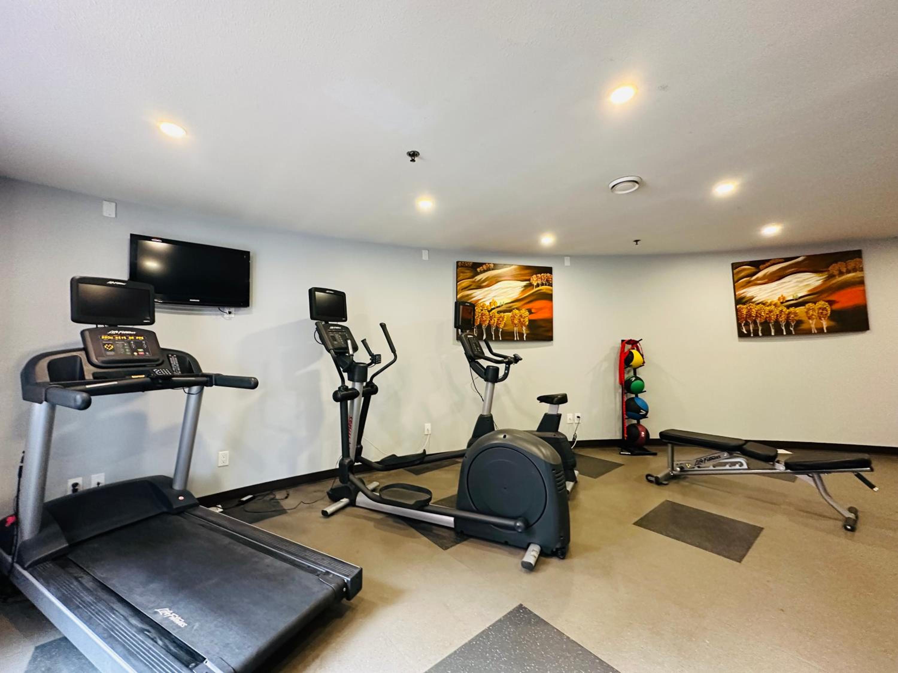 Canmore Mountain Retreat - Heated Pool & Hot-tub