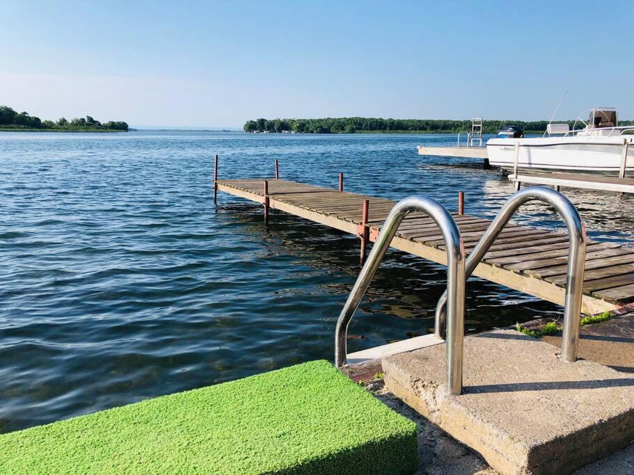 Skylight Waterfront home w/ amazing view/dock/boat