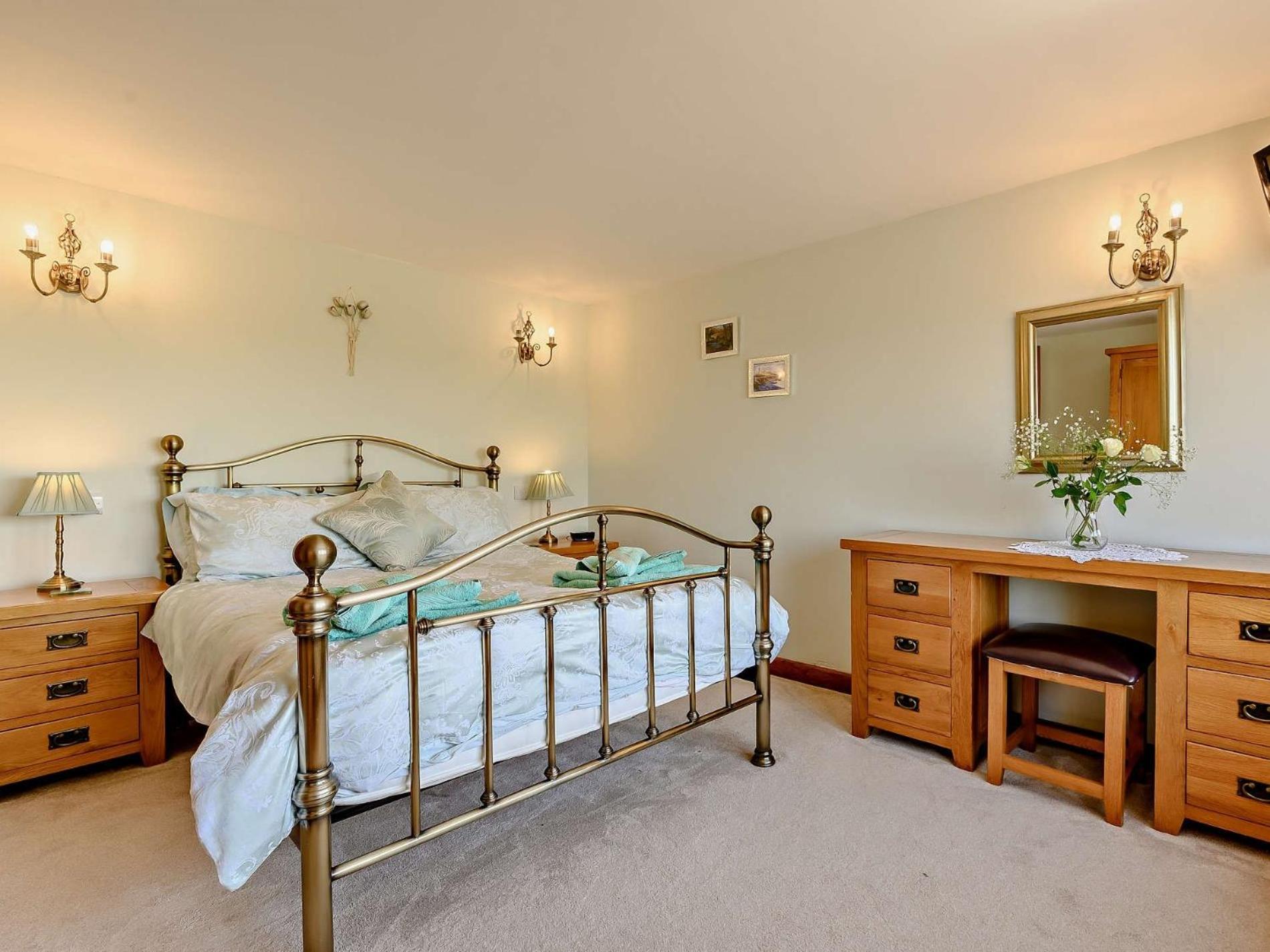 1 Bed in Looe oc-hivie view 5