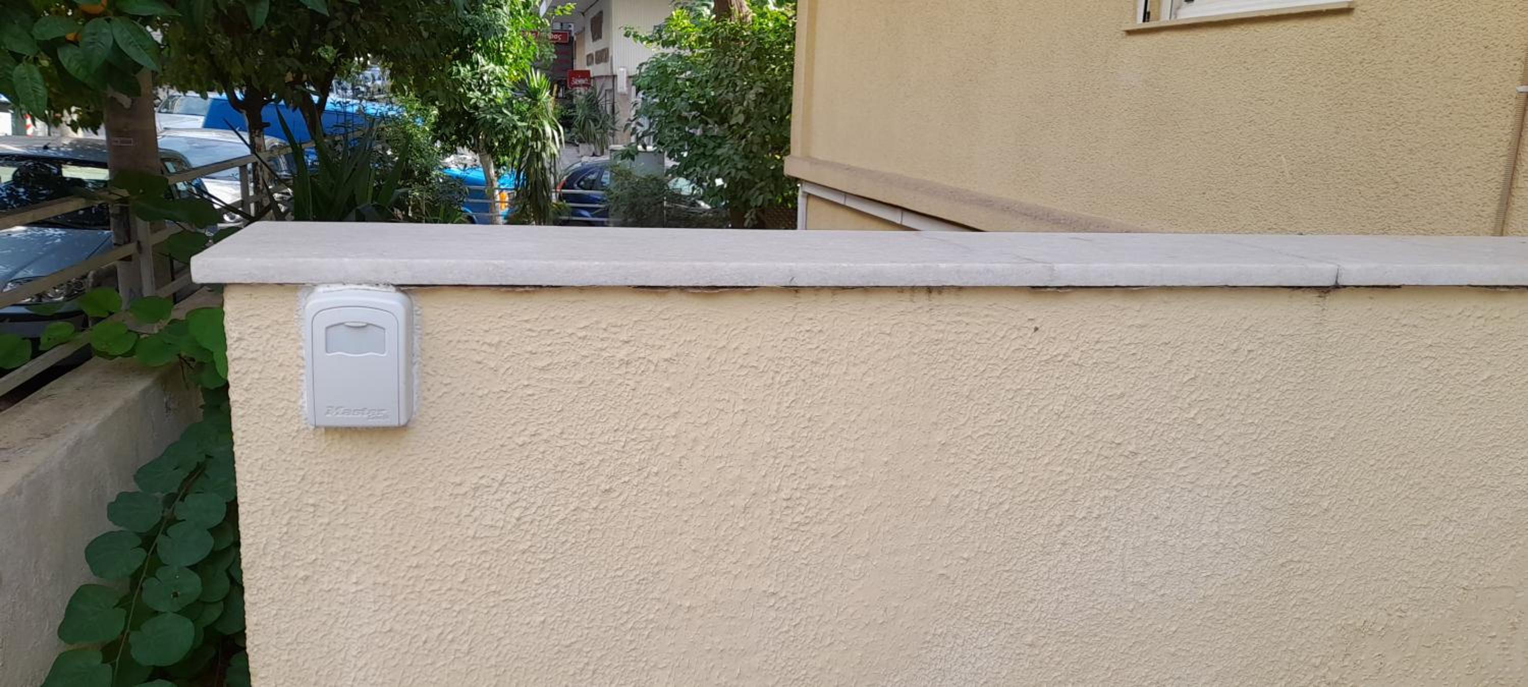 Apartment with a green balcony in Athens