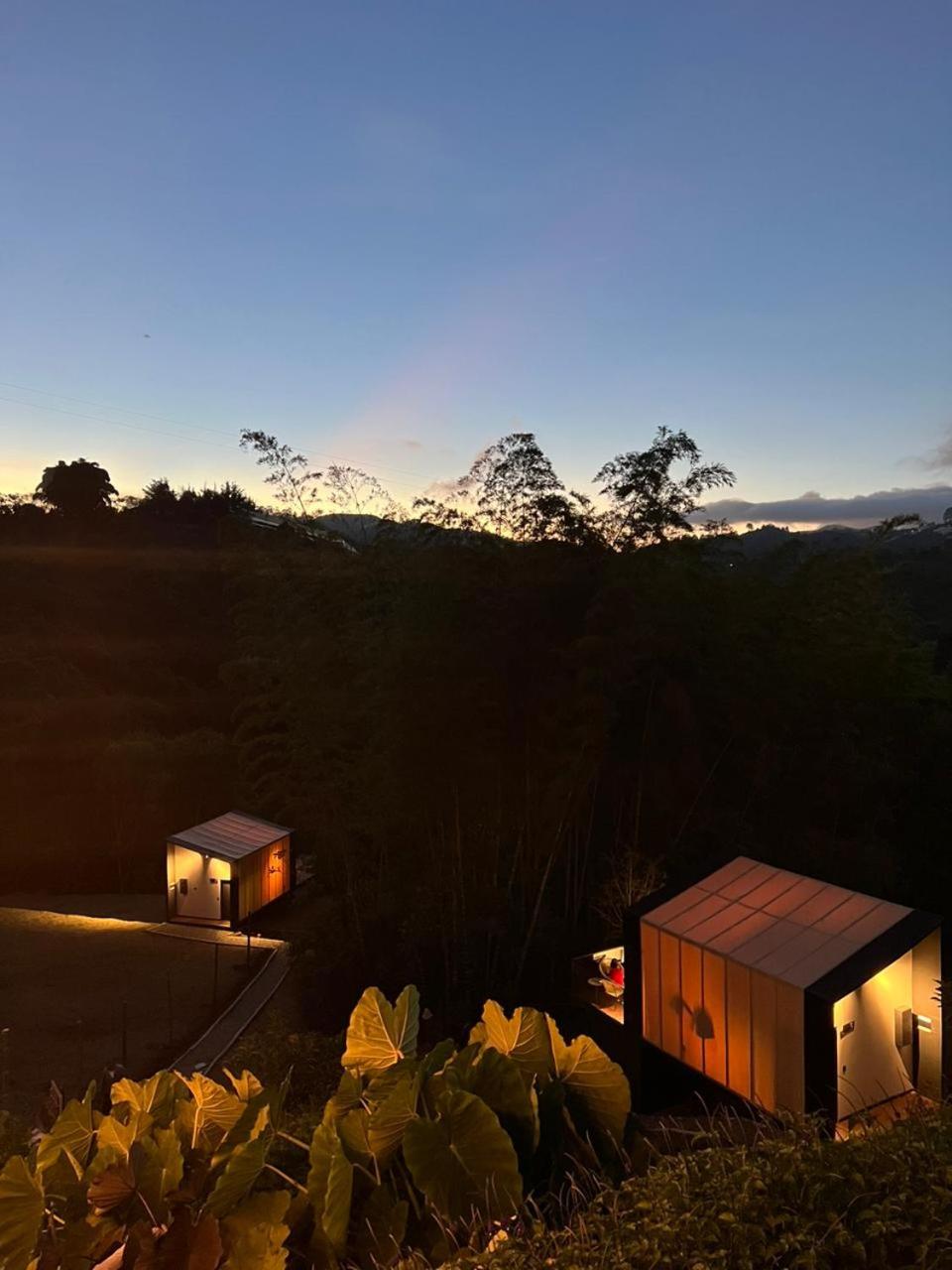 Cabañas para parejas cerca a Medellín - LUUM By Roots Rentals