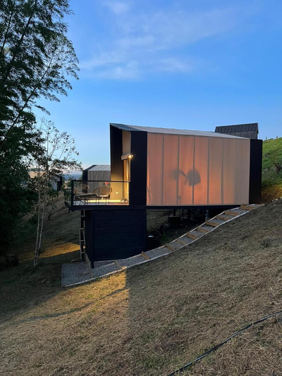 Cabañas para parejas cerca a Medellín - LUUM By Roots Rentals